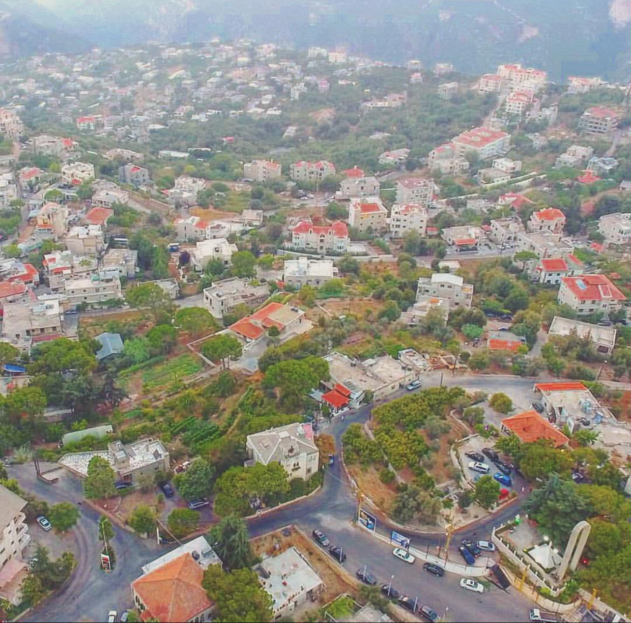 منظر جوّي لبلدة حملايا الممتدّة على سفوح جبل صنين.